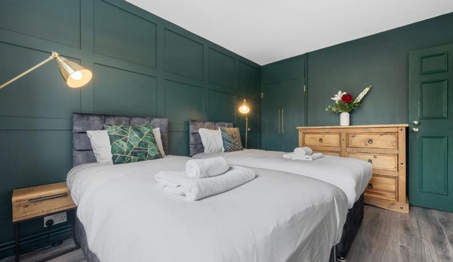 Spacious 3 bedroom Whitechapel Apartment with Garden by Gold Stays