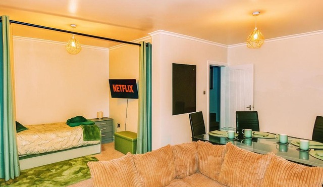 Spacious 3 Bedrooms 7 Beds Maisonette with 1 Bathroom 1WC 4 Smart TV's with Adaptable Lounge Area Tram access near Salford Quays and MCR City Centre