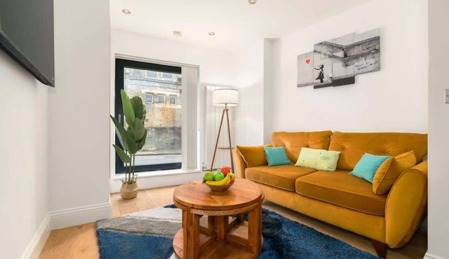 Spacious 3BR, 2 Bath Apartment w/Balcony Sleeps 6