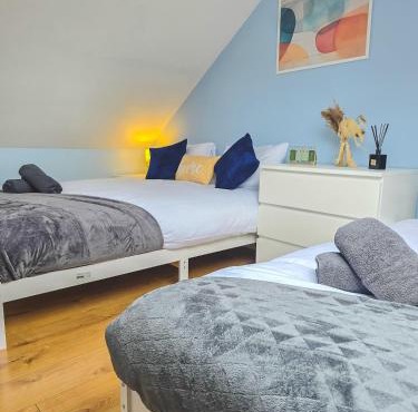 Spacious 3BR Flat - Heart of Leigh Dining Scene