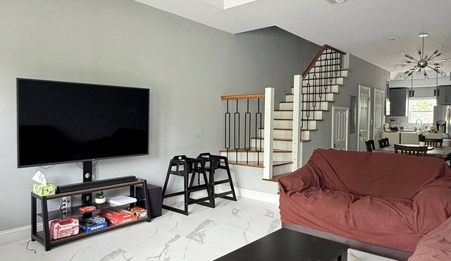 Spacious 3BR home, 2 min walk to Saunders Bch with amazing turquoise ocean views