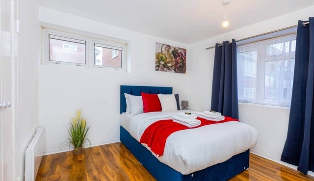 Spacious 3BR S/E London Flat in Penge with Parking sleeps 6