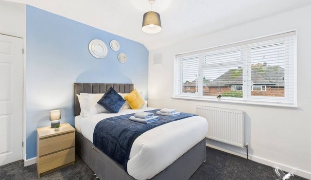 Spacious 4 Bed 2 Bath Contractor Hub Parking Wi-Fi Smart TV's Market Harborough