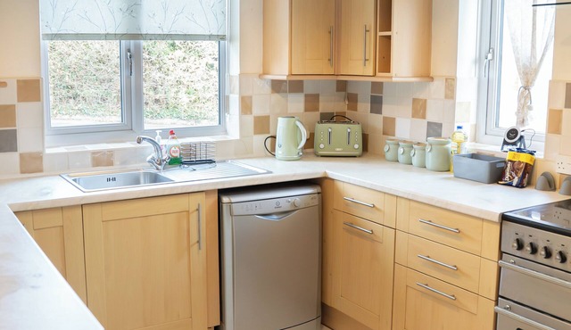 Spacious 4 Bed 2.5 Bath House - Parking- LongStays