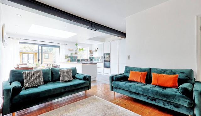 Spacious 4-Bedroom Home Near Station & Seafront - Pass the Keys