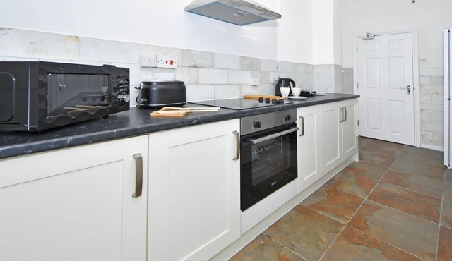 Spacious 4 Bed House - Near Alton Towers