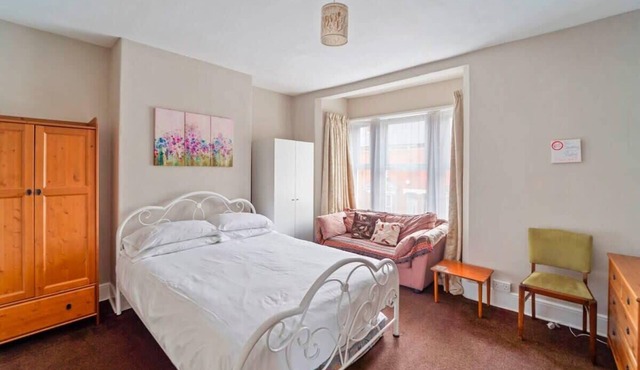 Spacious 4‑Bed Home WV1 Family & Contractor Friendly