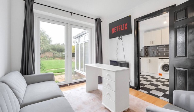 Spacious 4-Bed Haven in Orpington Retreat