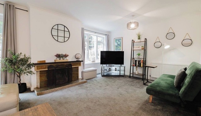 Spacious 4-Bed Home with Free Parking