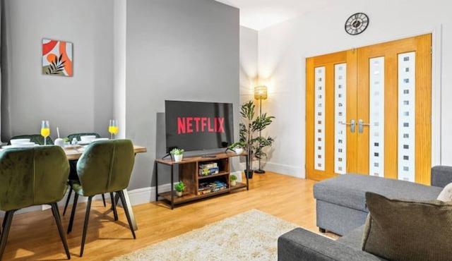 Spacious 4 Bed Home | Free Parking & Fast WiFi | Excellent Transport Links