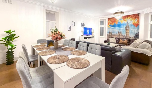 Spacious 4-Bedroom Apartment Next to the Tube, Near Hyde Park