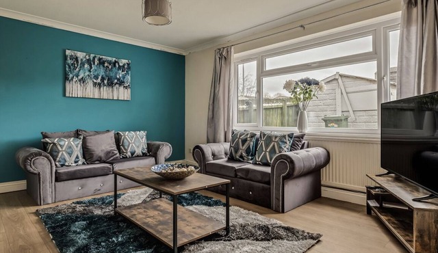 Spacious 4 Bedroom House private parking