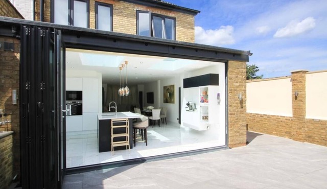 Spacious 4-Bedroom in Uxbridge close to Heathrow, Legoland and Windsor Castle