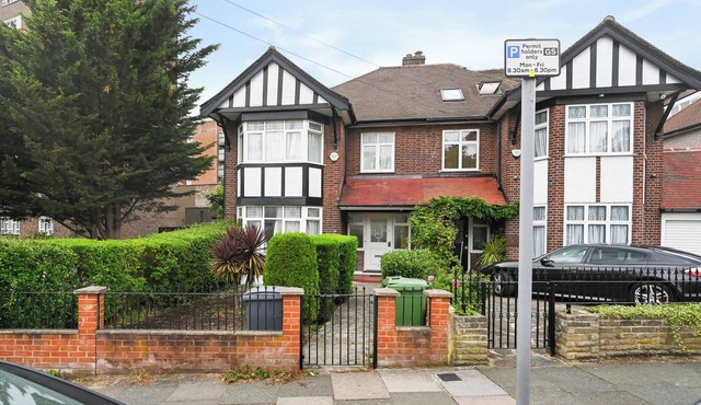 Spacious 4-Bedroom Luxury Retreat in Willesden