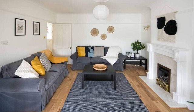 Spacious 4BD Home near Gatwick and LDN Links