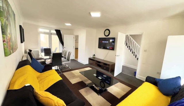 Spacious 4BR House I 2.5 Baths I Garden I Parking