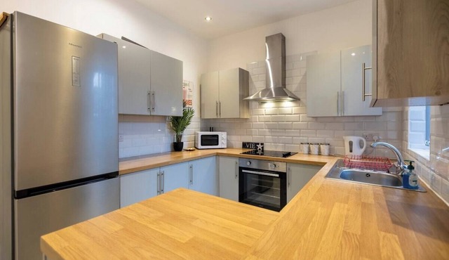 Spacious 4BR Home Near Alton Towers