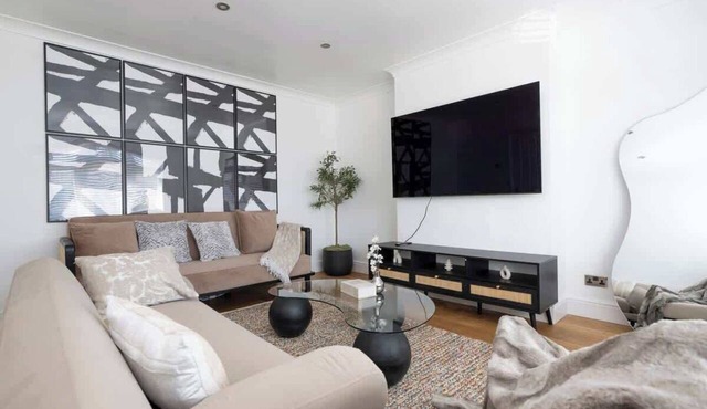 Spacious 4BR Home I Sleeps 11 |Near Elizabeth Line