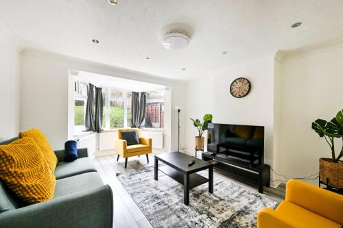 Spacious 4BR Home w/Private Garden & Free Parking