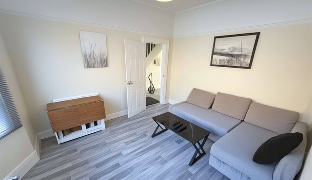 Spacious 4BR House + Garden Retreat | Parking | 7 people