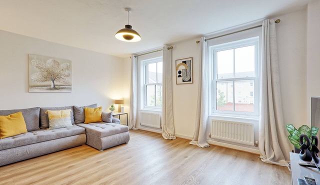 Spacious 4BR | Sleeps 9 | Free Parking | City Central | Contractor Friendly