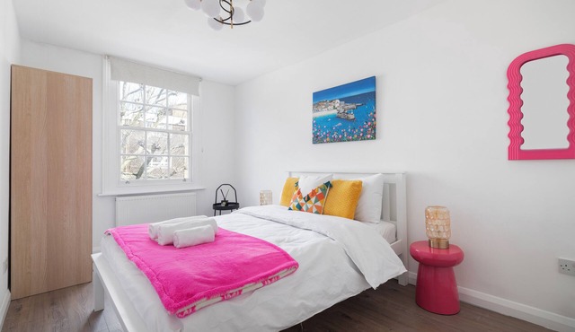 Spacious 5-Bed Apartment in Camden Town