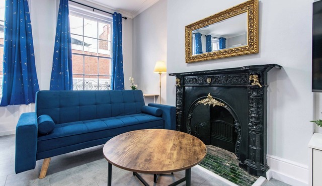 Spacious 5-Bed Flat with Modern Amenities