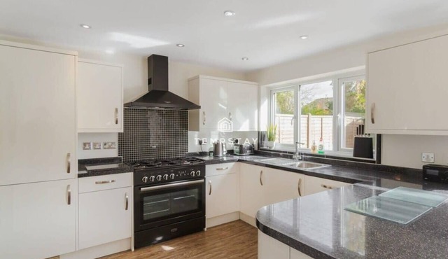 Spacious 5 bed Sunninghill W/Drive - By Tempstay