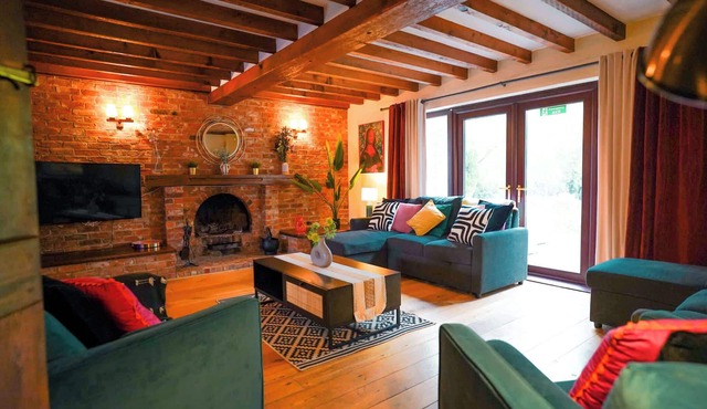 Spacious 5-Bedroom Home near Cambridge