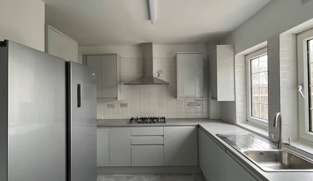 Spacious 5 Bedroom House | Garden, Parking, Ensuite | Near Greenwich & O2 Arena