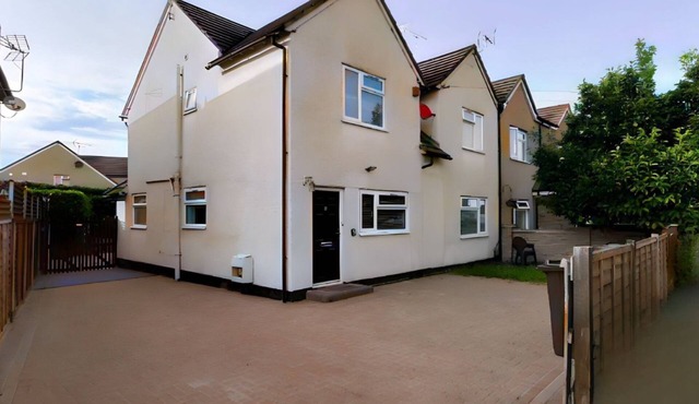 Spacious 5 Double Bedrooms Family Home With new Luxury Beds