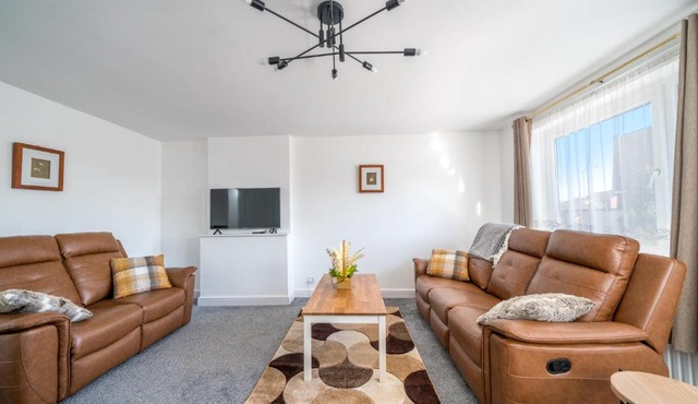 Spacious 5Bedroom Home with Garden & Parking Sleeps 11 Near Elizabeth Line