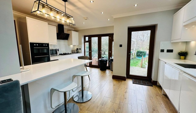 Spacious 6 Bed House in Wembley