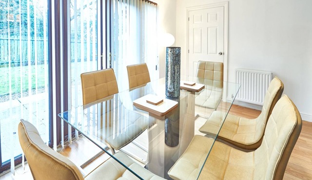 Spacious 6 bedroom - 5 bathroom home with superfast broadband and full Sky