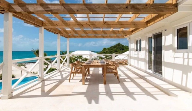 Spacious 6-bedroom house in charming Nassau with AC