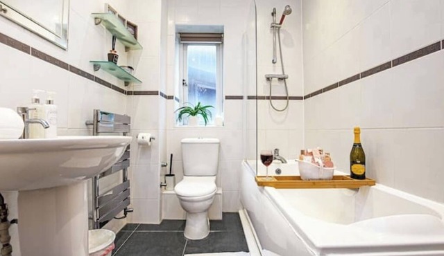 Spacious 6BR Stay Sleeps 9 Contractor-Friendly 10% OFF