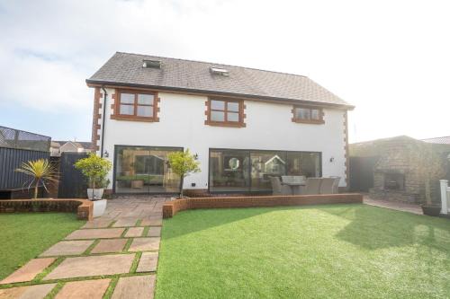 Spacious 6BR Swansea Home with Hot Tub, Pool Table and Bar