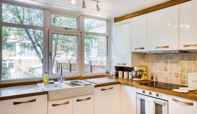 Spacious and Stylish 4BD Home with Garden, Brixton