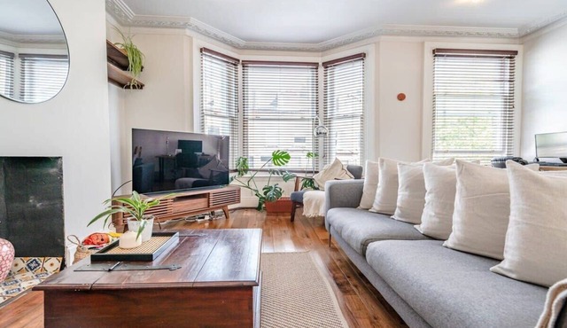 Spacious & Bright Balcony Apartment in Hampstead