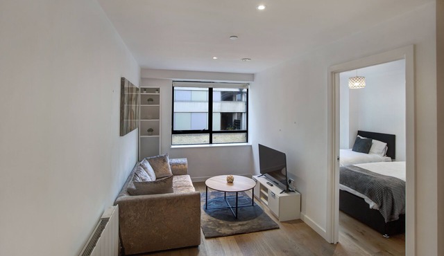 Spacious Central Croydon Apartment Sleeps 4!