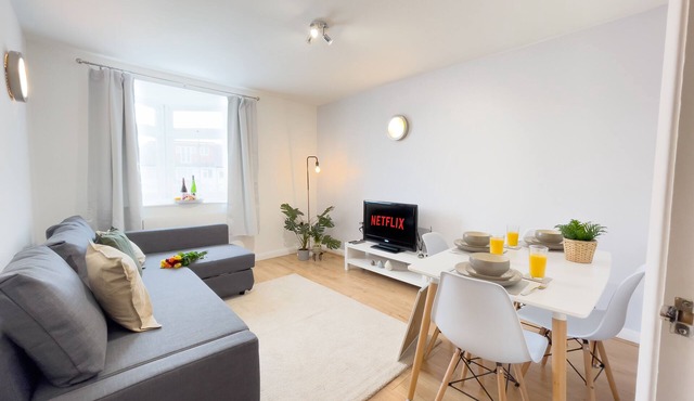 Spacious Contractor Flat for Large groups - FREE parking by Tailored Apartments