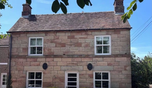 Spacious cottage 25 minutes to the Peak District. Close to Alton Towers
