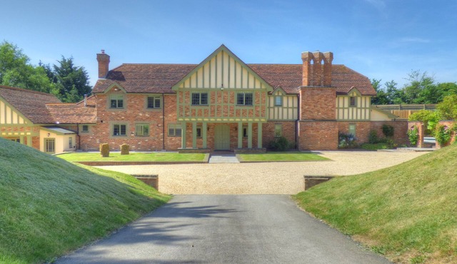 Spacious Country House Retreat With Heated Pool