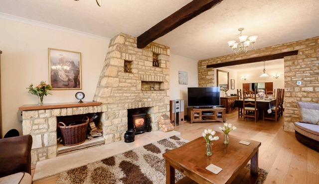 Spacious and contemporary, family-friendly holiday home in the Cotswolds with a tranquil garden - Gr