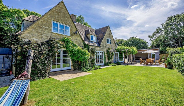 Spacious holiday home in Bourton-on-the-Water - Burghfield Cottage