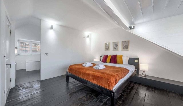 Spacious Georgian Apartment near Victoria St