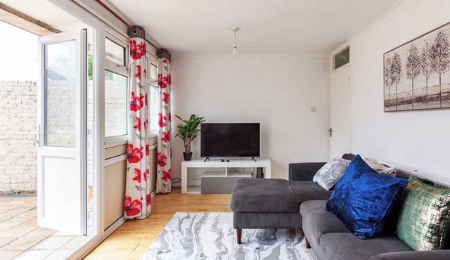Spacious Home by Lee Valley Rafting Waltham Cross