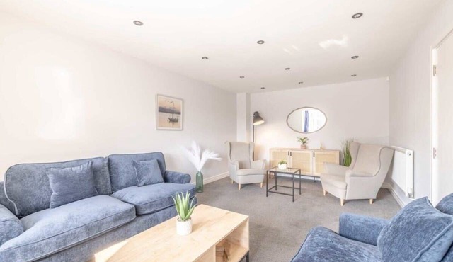 Spacious Home- Garden&Parking- Slough By Tempstay