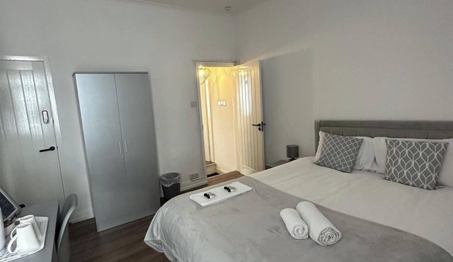 Spacious Home Sleeps 6 with Parking