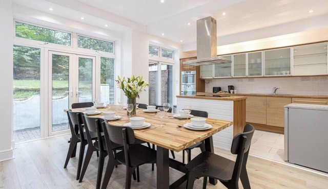 Spacious House, Private Parking 5+ Cars, Sleeps 10